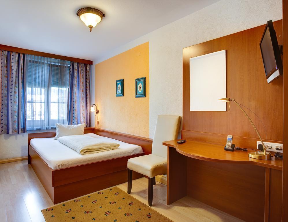 Cityhotel Schwarzer Baer Инсбрук Стая снимка