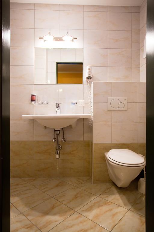 Cityhotel Schwarzer Baer Инсбрук Стая снимка