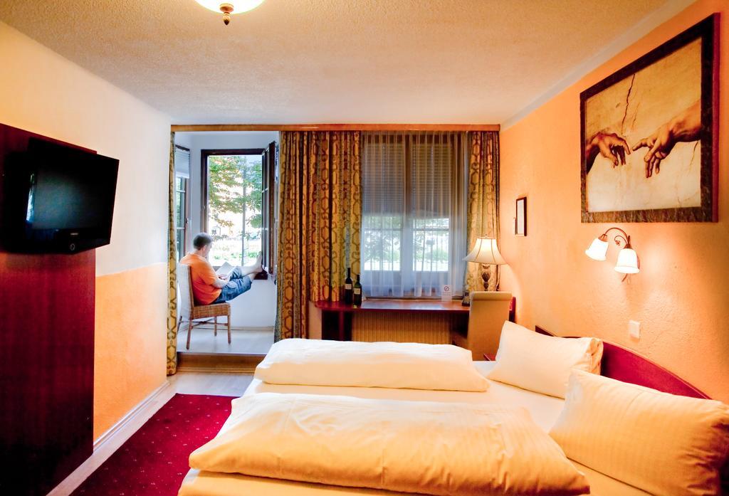 Cityhotel Schwarzer Baer Инсбрук Стая снимка