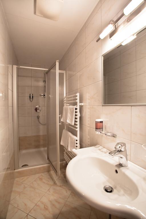 Cityhotel Schwarzer Baer Инсбрук Стая снимка